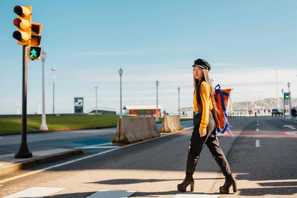 Where can tourists find low-cost guided tours of the historic sites in Belfast?